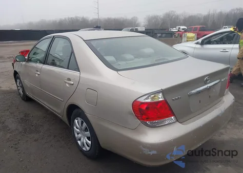 2005 Toyota Camry Le z USA, uszkodzony, nr VIN 4T1BE30K55U077777